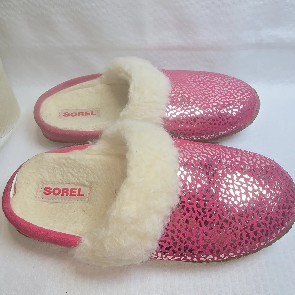 SOREL NAKISKA YOUTH SLIPPERS PINK WITH SILVER ANIMAL PRINT WHITE FUZZY SIZE 5